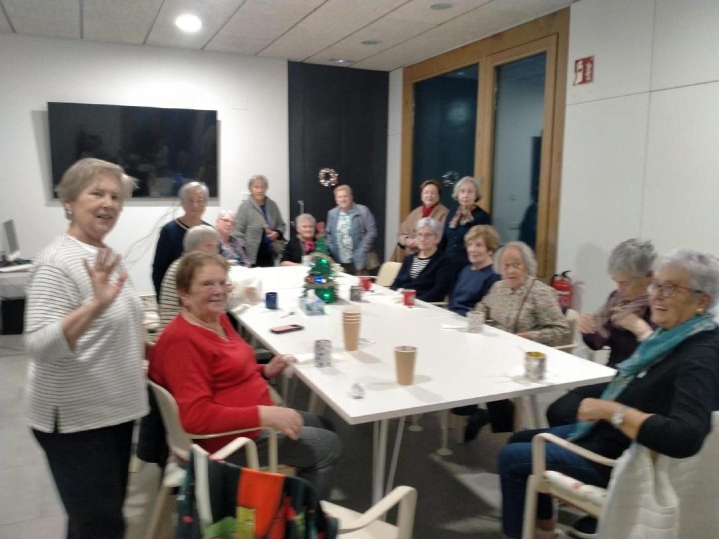 Imagen de personas destinatarias de Harramena y Arkupeak en el nuevo local de Elizondo.