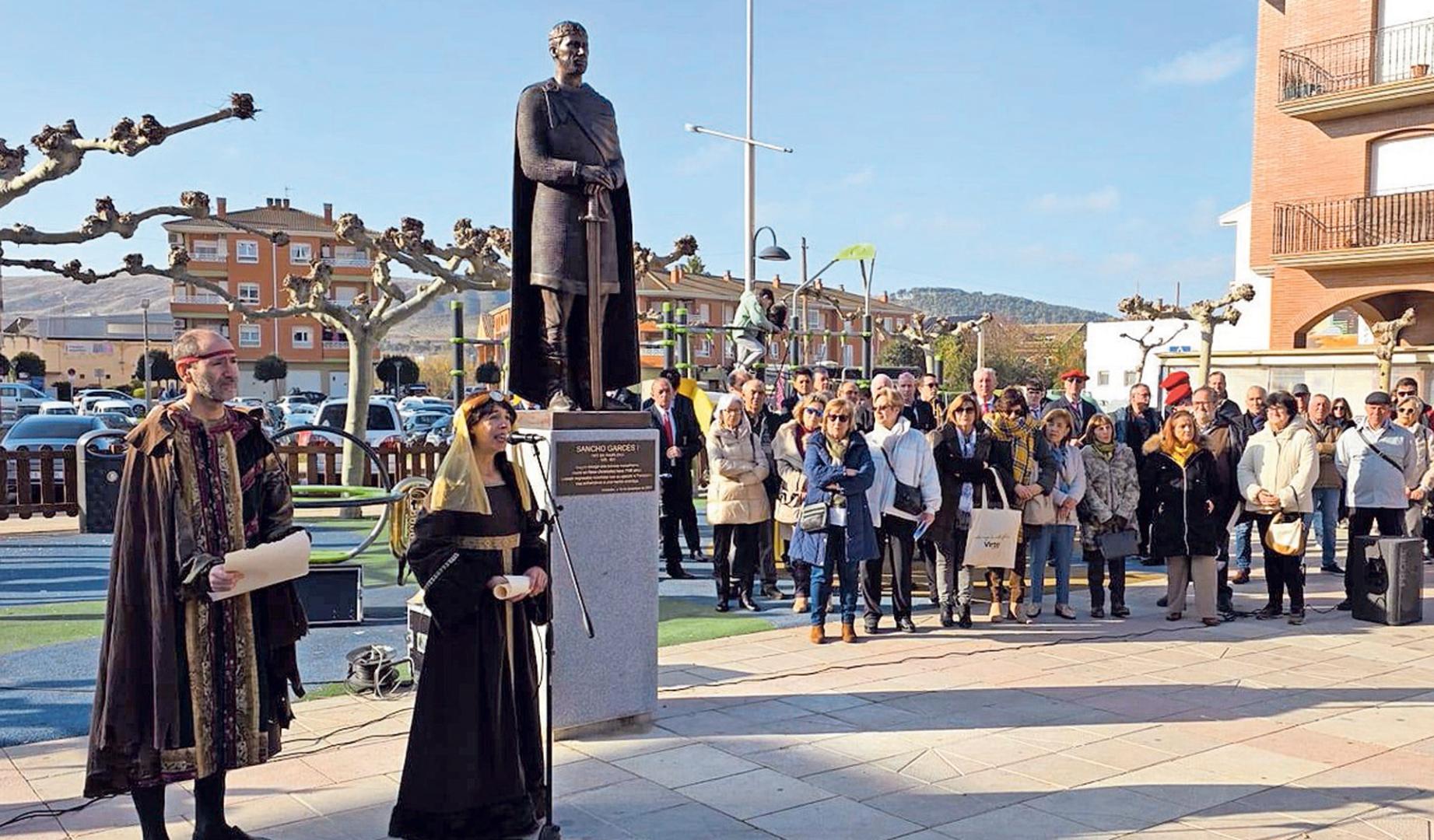 La nueva escultura se erige ya en la plaza San Cosme y San Damián