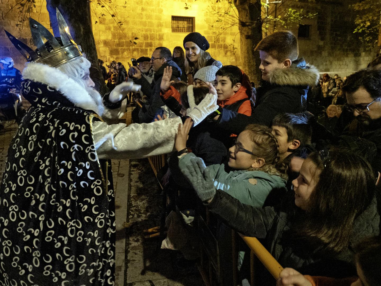 Melchor saluda a los niños en la plaza San Martín de Estella, en los primeros momentos de la cabalgata.-