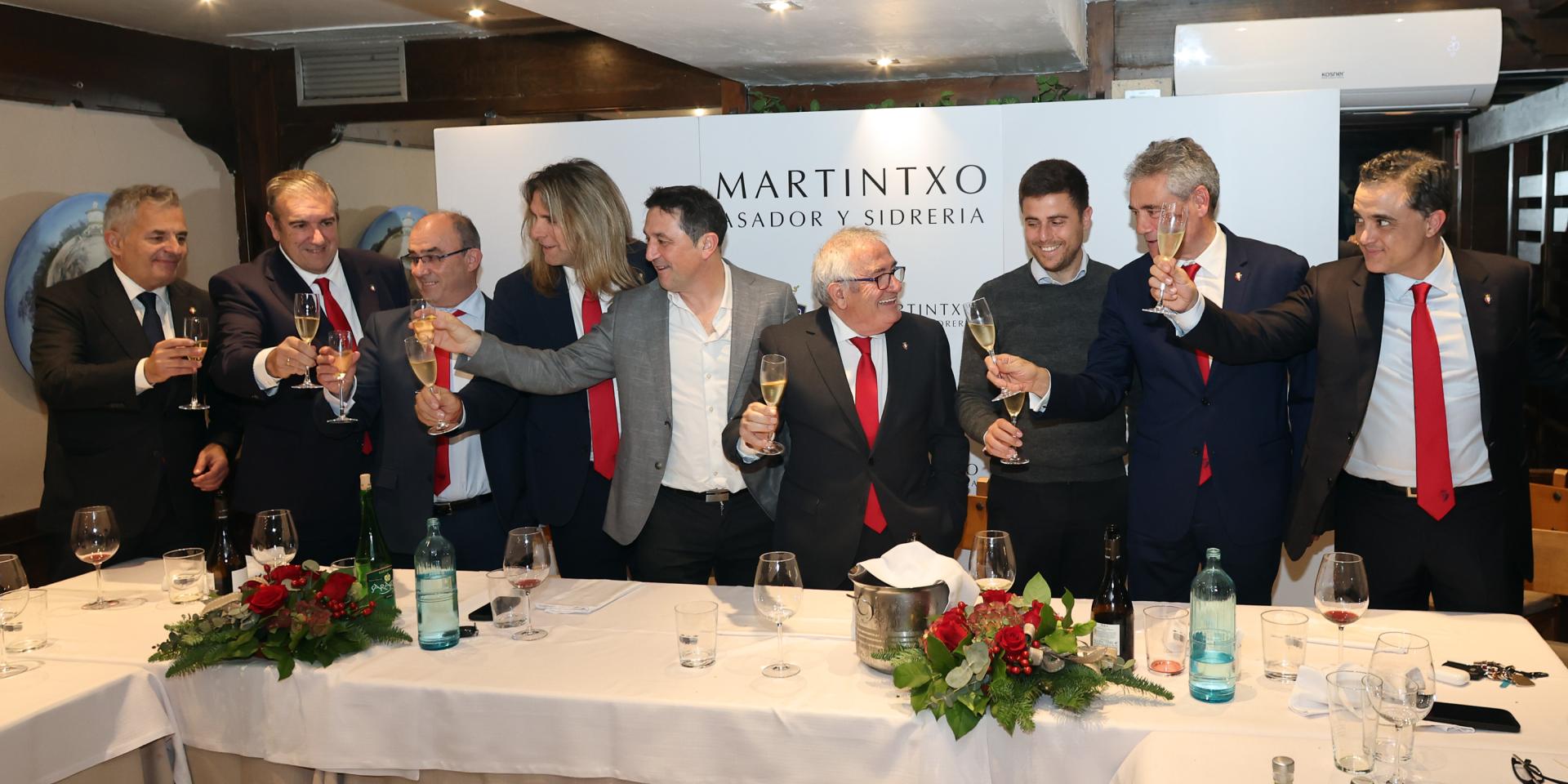 Osasuna mantuvo el tradicional encuentro navideño con los medios de comunicación. De izquierda a derecha, Fran Canal (director general), Miguel Salcedo (directivo), Josetxo Pérez de Zabalza (directivo), César Muniain (directivo), Braulio Vázquez (director deportivo), Luis Sabalza (presidente), Alessio Lisci (entrenador), José Andrés Burguete (directivo) e Ignacio Busto (directivo), en el brindis.
