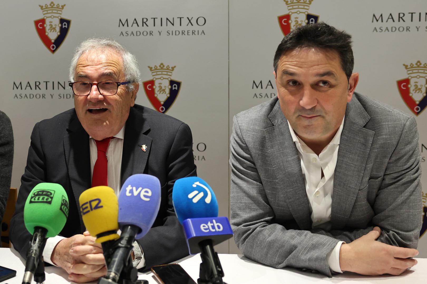 Luis Sabalza y Braulio Vázquez, atendiendo a los medios