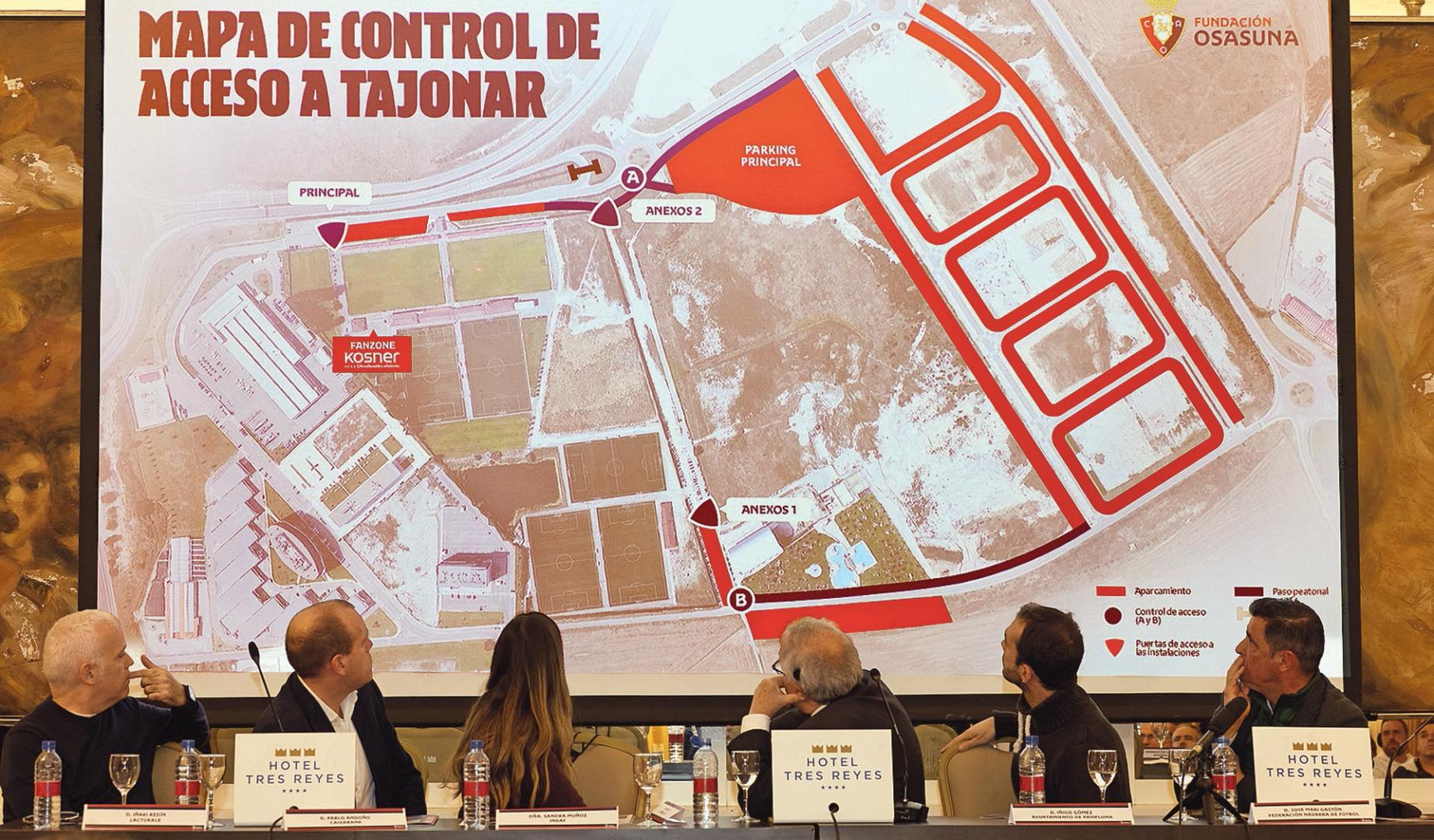Los ponentes, con el presidente Luis Sabalza el cuarto por la izquierda, observan los accesos a Tajonar.