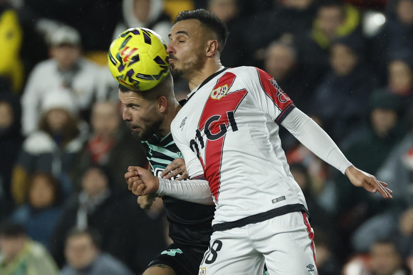 El centrocampista del Rayo Vallecano, Álvaro García, disputa el balón ante el delantero del Betis, Aitor Rubial