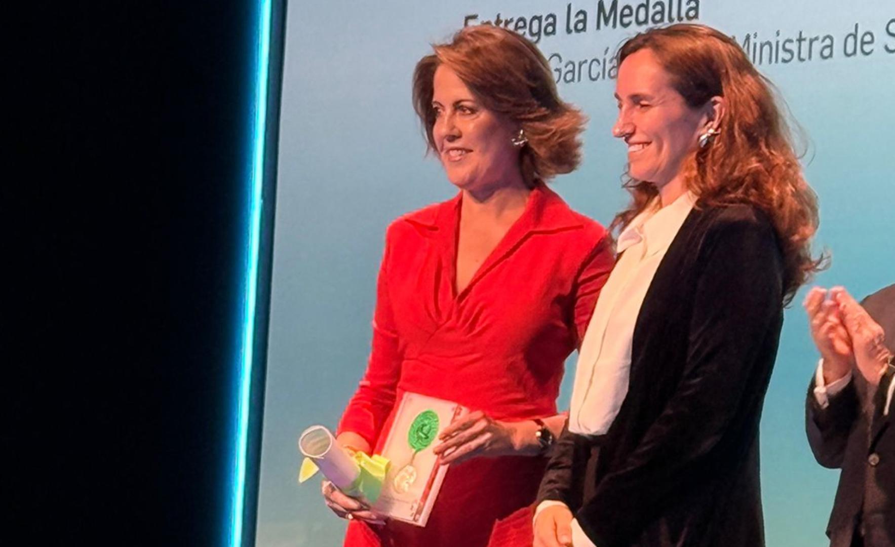 Yolanda Barcina, junto a la ministra de Sanidad, Mónica García, sostiene su galardón