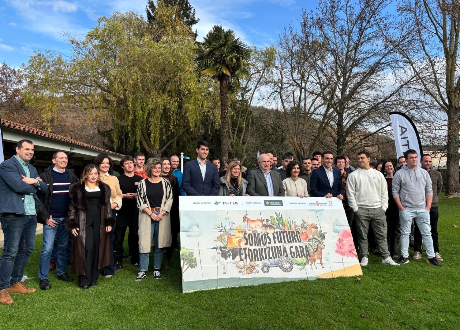 Jóvenes que han realizado el curso de primera instalación con el consejero Aierdi y otras autoridades