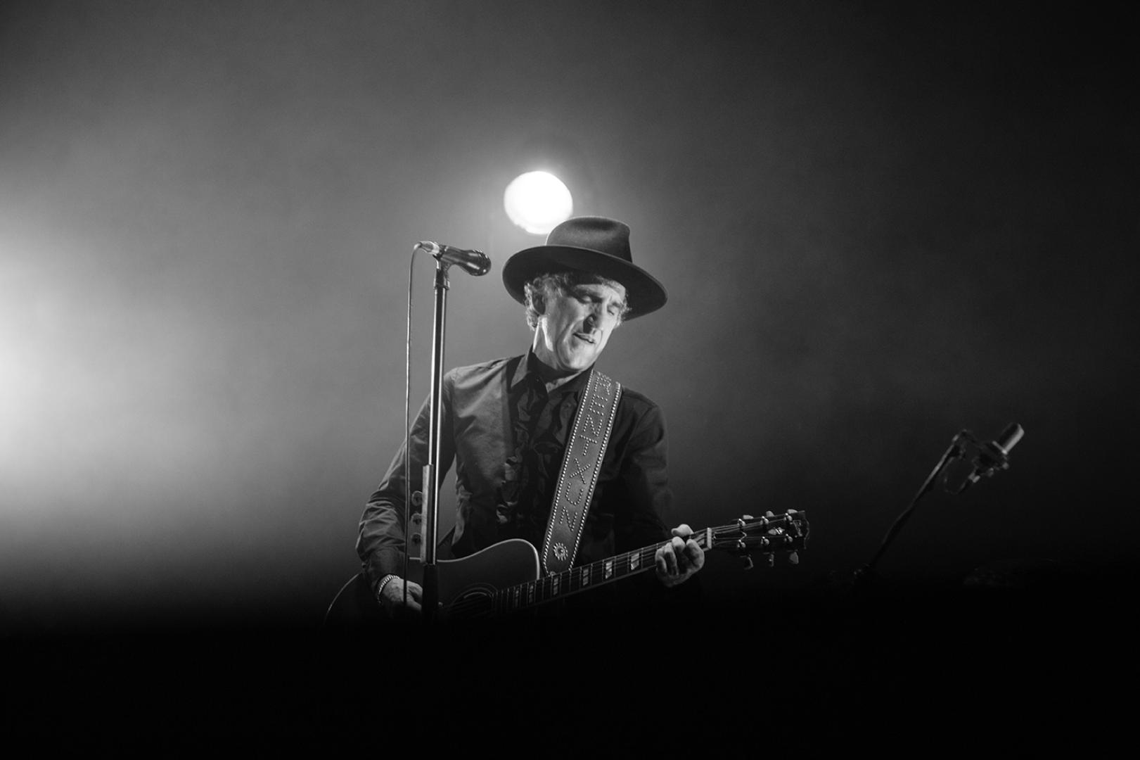 Mikel Erentxun, en uno de sus conciertos con su guitarra acústica