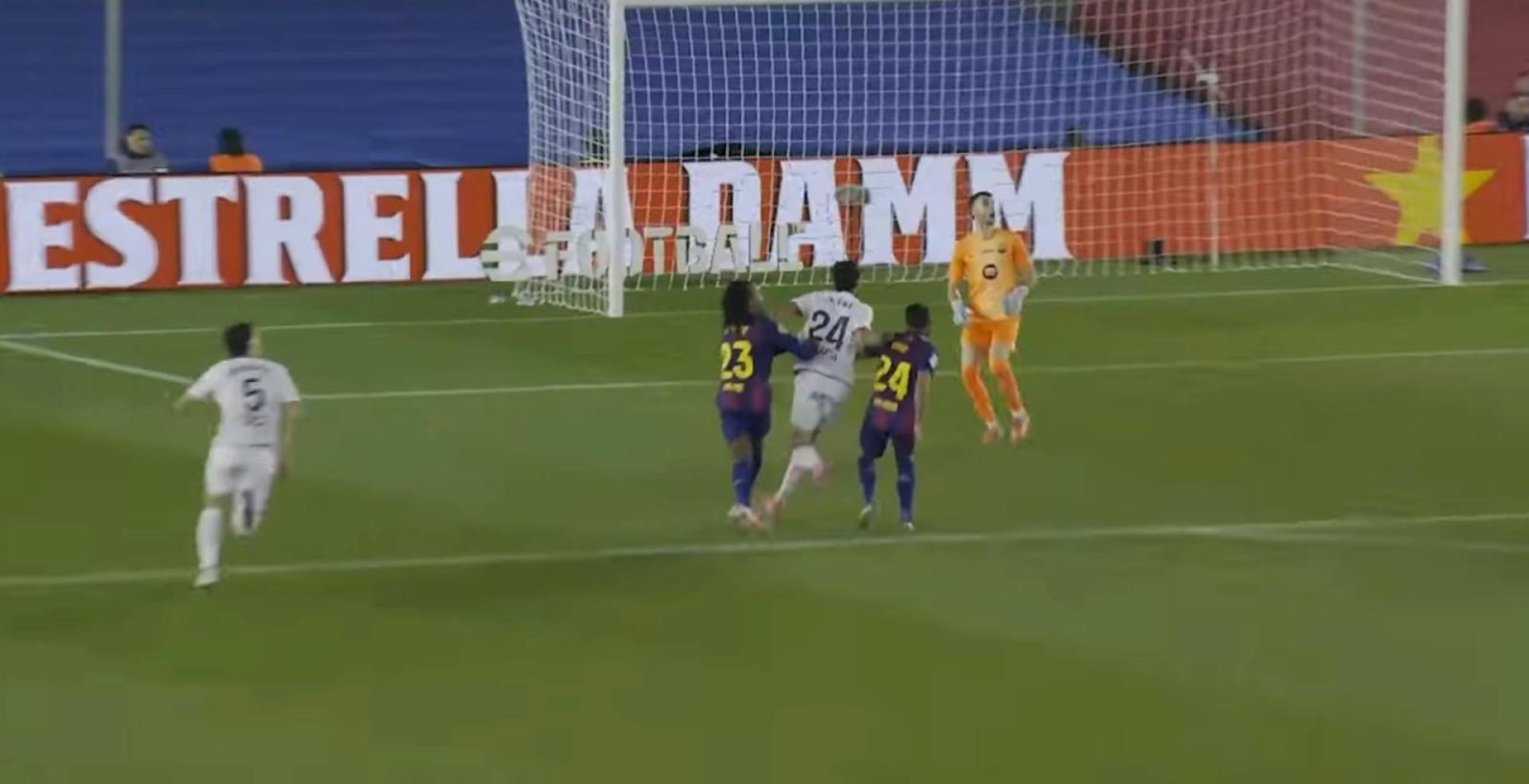 Alejandro Catena, antes de caer tras el contacto entre Eric García y Kound