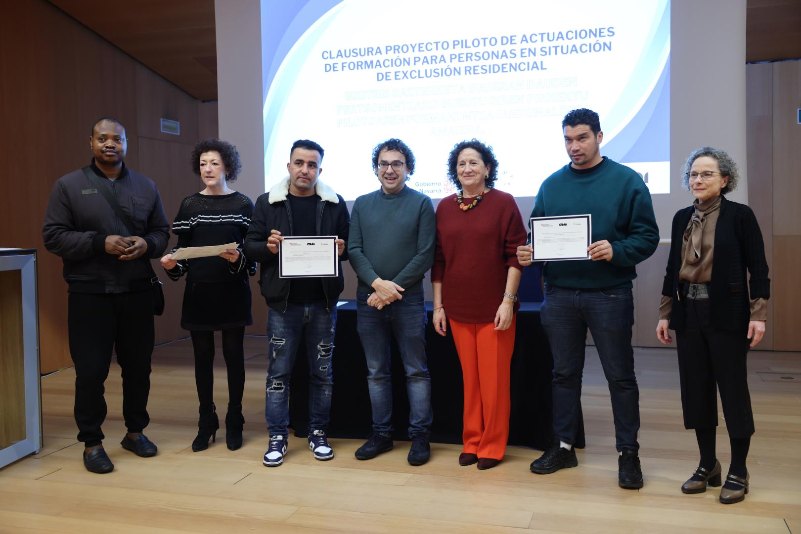 Algunos de los estudiantes recogiendo sus diplomas.