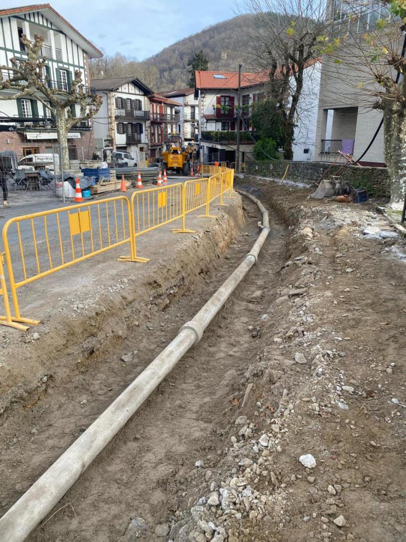 Imagen de la tubería que deberá ser retirada este jueves en Bera.