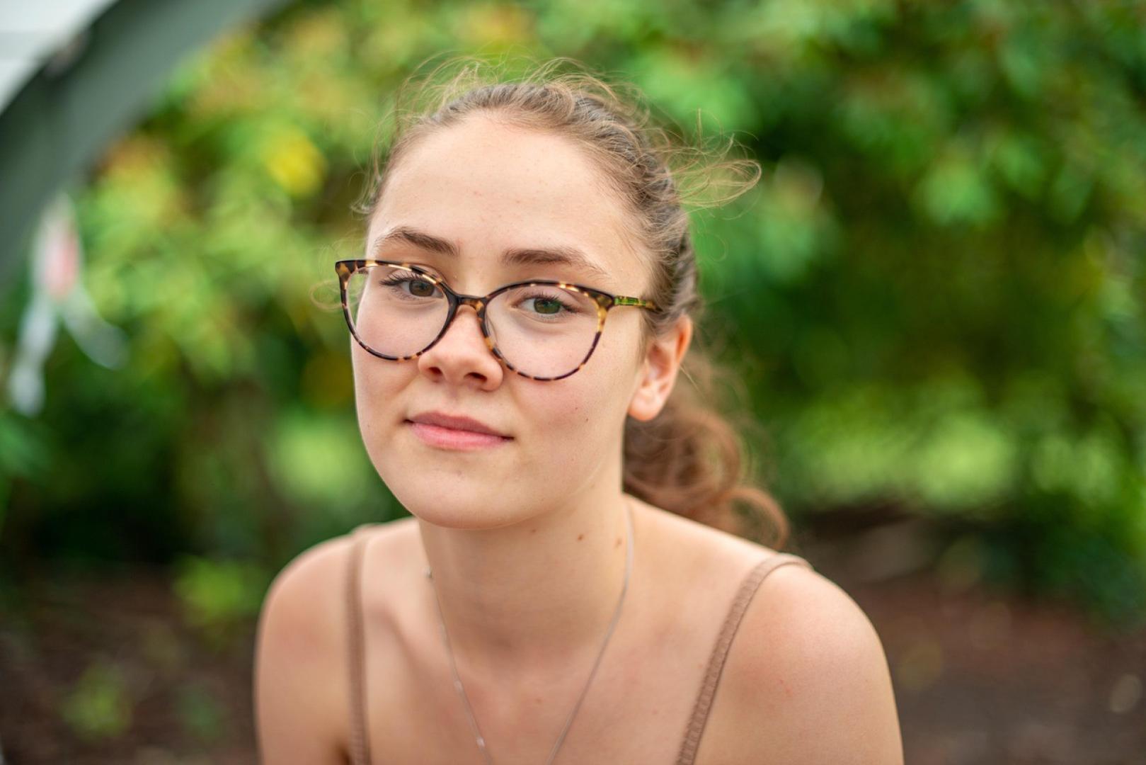 Una joven con gafas
