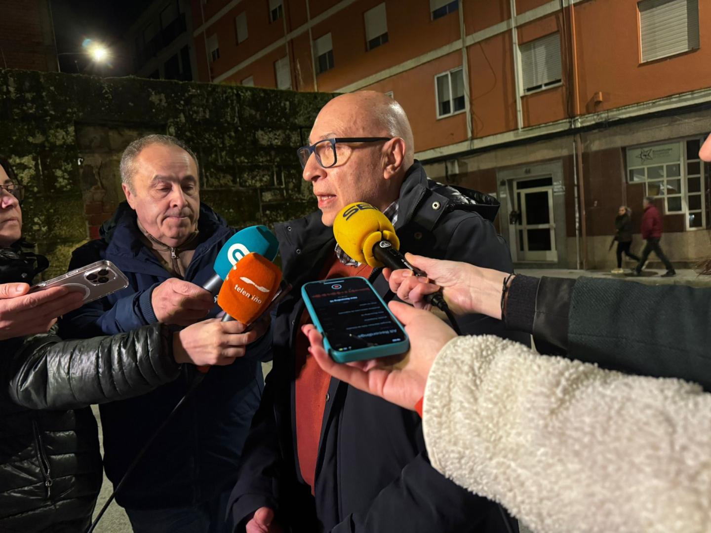 El alcalde de Barbadás, Xosé Carlos Valcárcel, frente a la sede provincial del PSdeG en Ourense