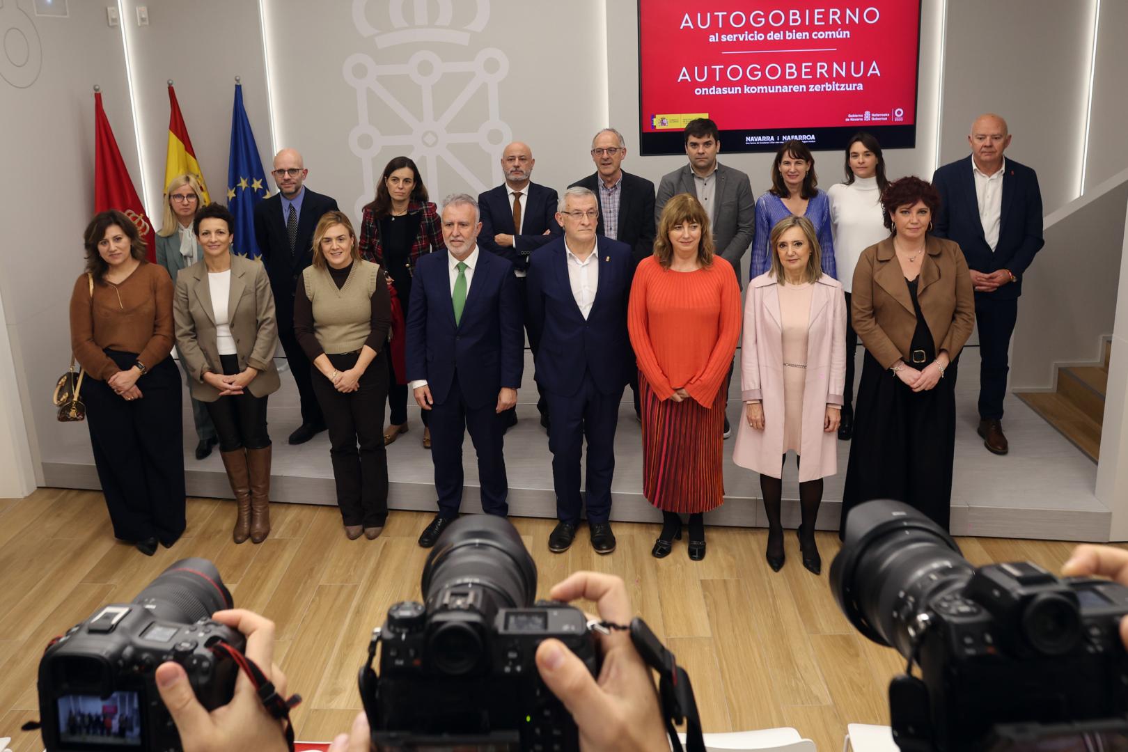 Representantes de Navarra y el Estado en la comisión mixta de la Junta de Transferencias tras la reunión en la que se ha formalizado el traspaso de los dos tramos de la AP-68 que atraviesan Navarra.