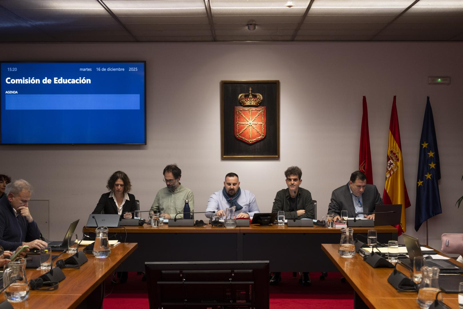 Desde la izq: Pilar Fontalba, Juan José Eslava, Carlos Mena (presidente de la Comisión de Educación) y Ángel Soria, ayer en el Parlamento.