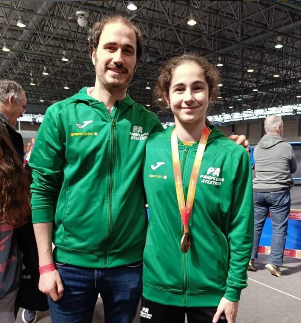 Urko Azpilicueta, con su atleta Sara González, récord en 400