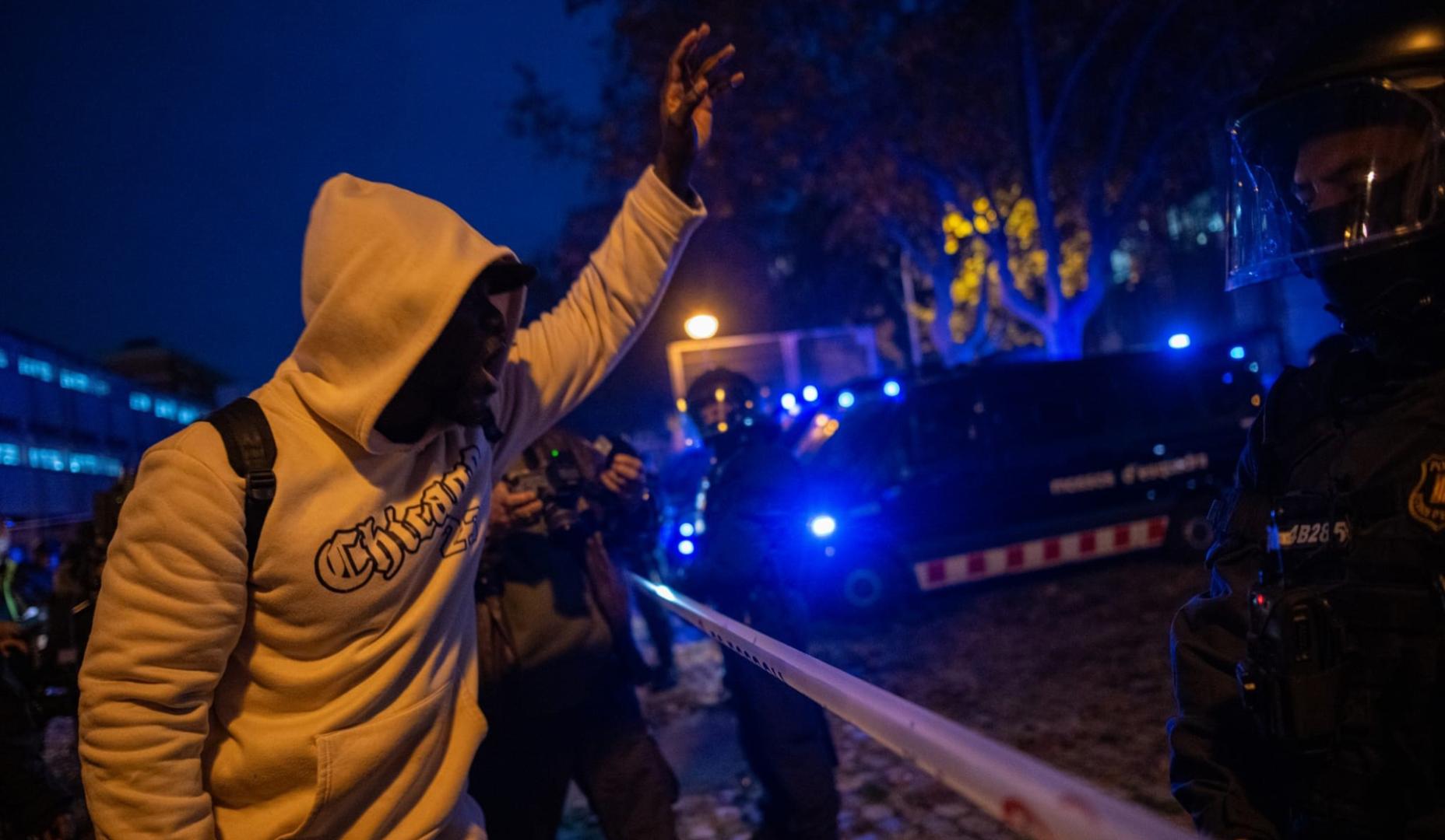 Los Mossos d'Esquadra, momentos antes de iniciar el desalojo