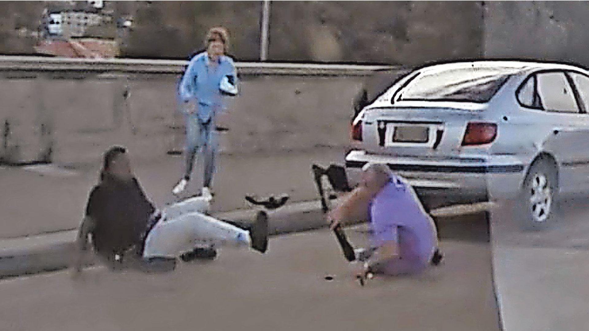 Instante en el que el matrimonio Gurman trata de arrebatar el arma a Sajid Akram y frenar así el atentado terrorista en Bondi Beach