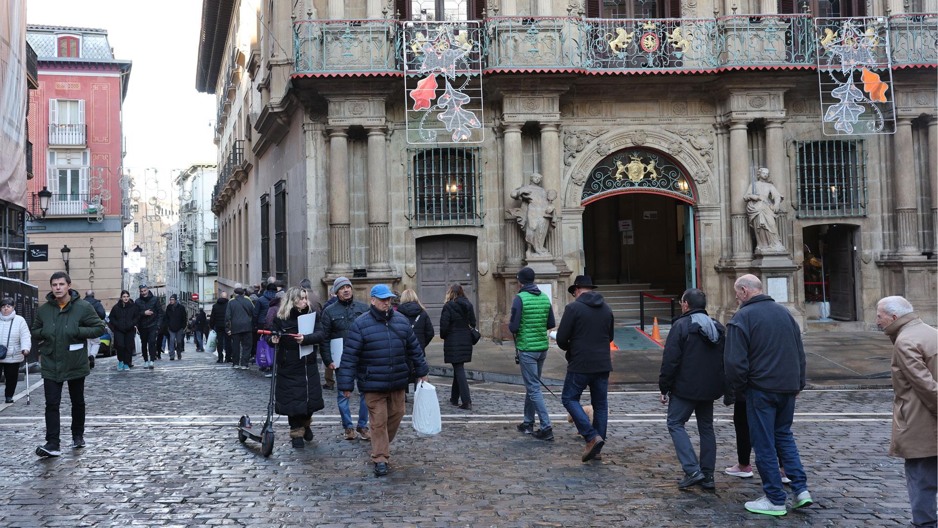 Colas desde las ocho de la mañana para conseguir uno de los ejemplares del calendario del Ayuntamiento de Pamplona