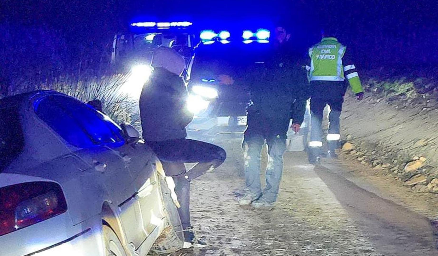 El conductor dio positivo en anfetaminas, carecía de permiso de conducción y fue detenido tras huir a pie
