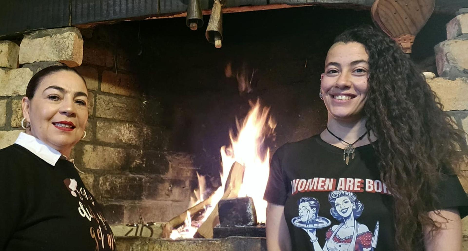 Ángela María Álvarez Caicedo (izda.) y Sayra Ramírez Escudero, nuevas responsables de la bodega-asador Forka de Lumbier