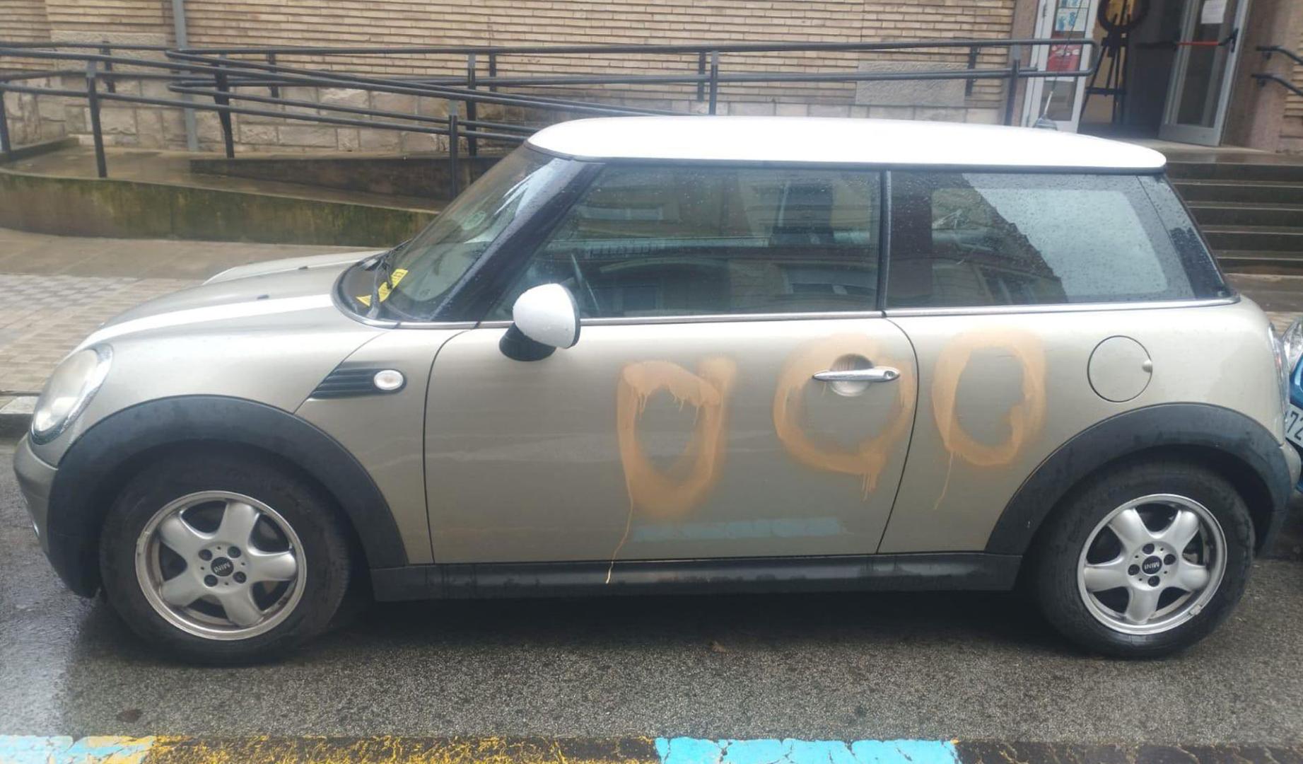 Imagen de las pintadas intimidatorias en el coche de Uxue Barkos