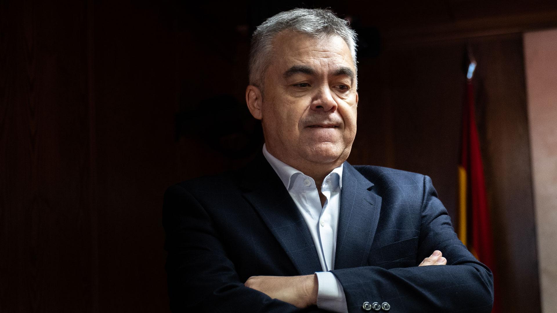 Santos Cerdán se muerde el labio antes de empezar su comparecencia en la Comisión de Investigación del ‘caso Koldo’, en el Senado