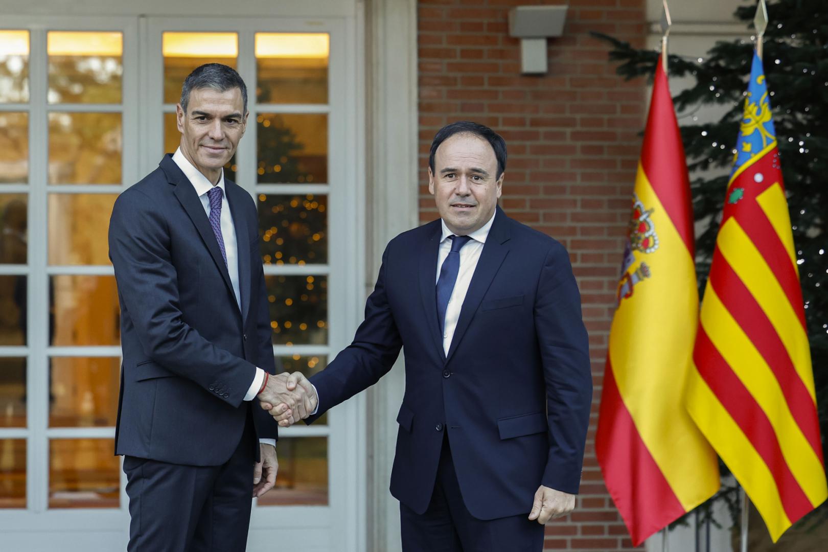 El presidente del Gobierno, Pedro Sánchez, saluda al presidente de la Generalitat Valenciana, Juan Francisco Pérez Llorca, con quien se ha reunido este miércoles