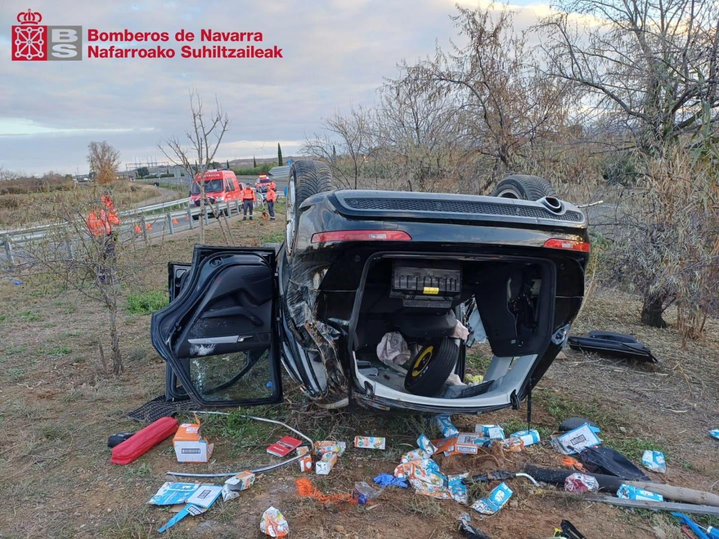 El vehículo, volcado, tras la salida de vía