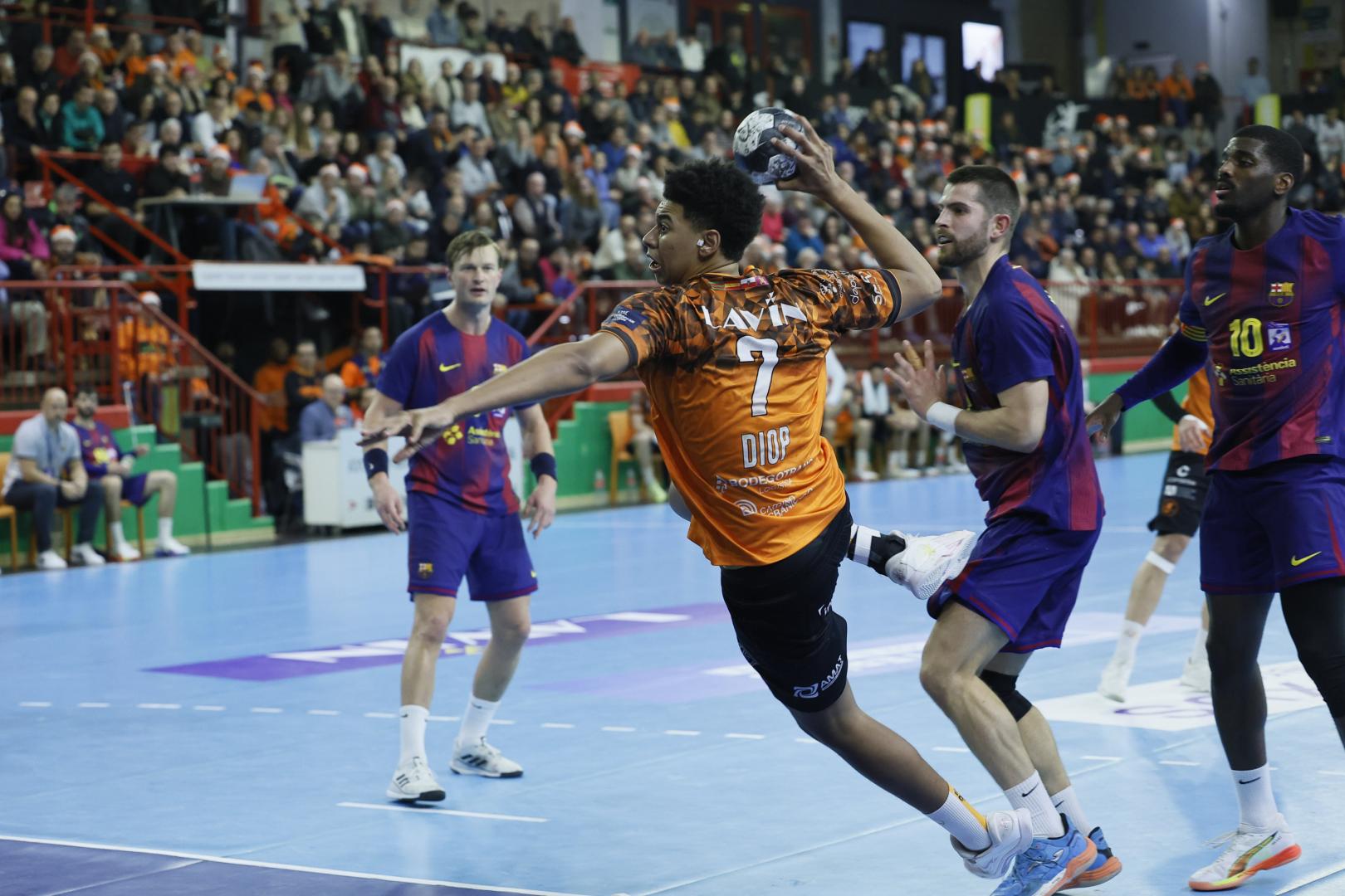 El pivote estellés Abib Diop se dispone a lanzar desde el pivote tras superar la defensa del zizurtarra Antonio Bazán, pivote navarro del Barça