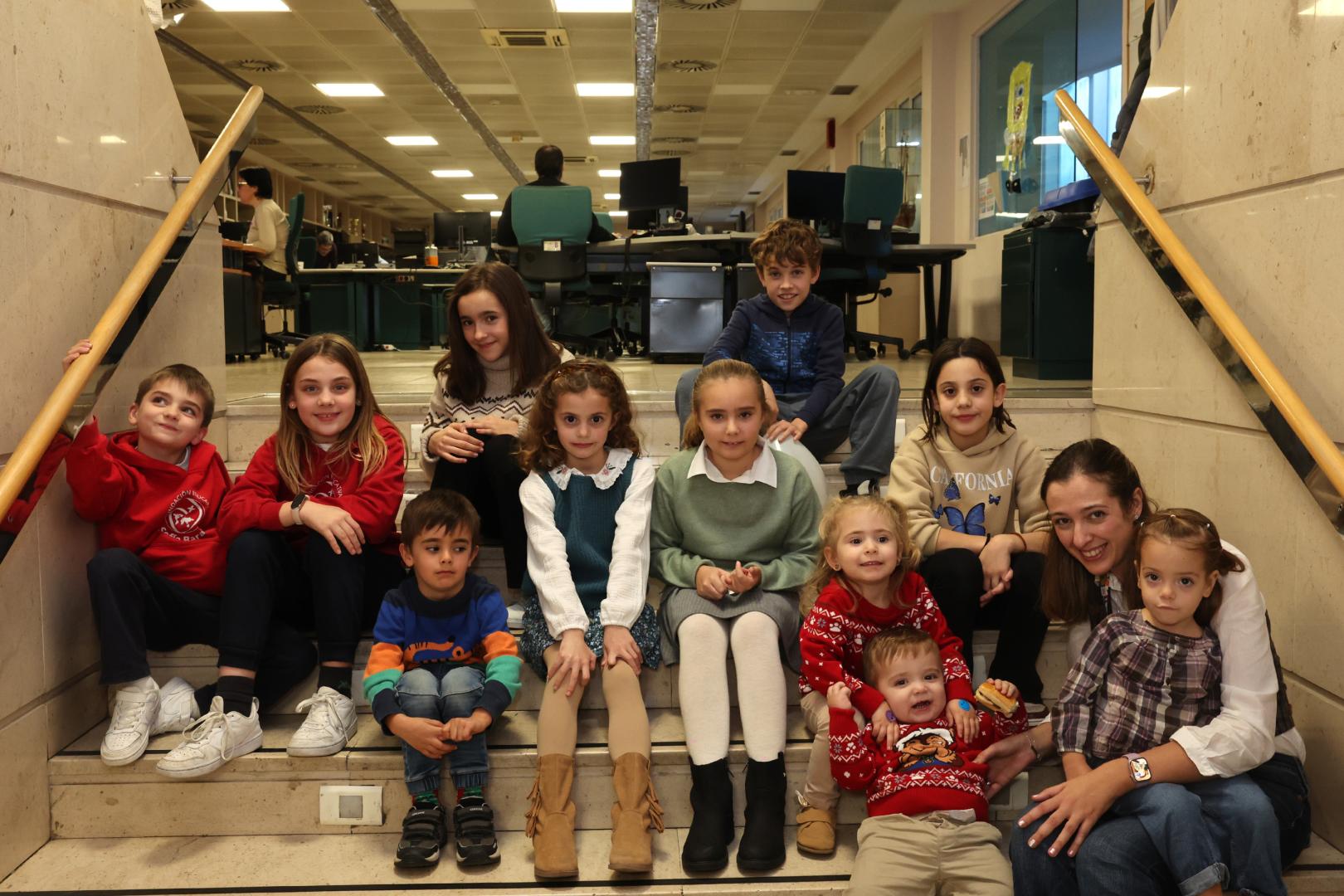En primera fila y desde la izquierda: Alex Canalejo Ollo, Claudia Canalejo Ollo,  Miguel González Laquidain,  Alejandra García Lamuela, Alba Pérez Beguiristain, Unai Medina Echarri y Keira Aparicio Chivite junto a su madre Leila Chivite Matthews. En segunda fila desde la izquierda: Lara Rodríguez De Miguel,  Miguel Arrizabalaga Eguillor, Irati Medina Echarri y Alaia Tres Castro.