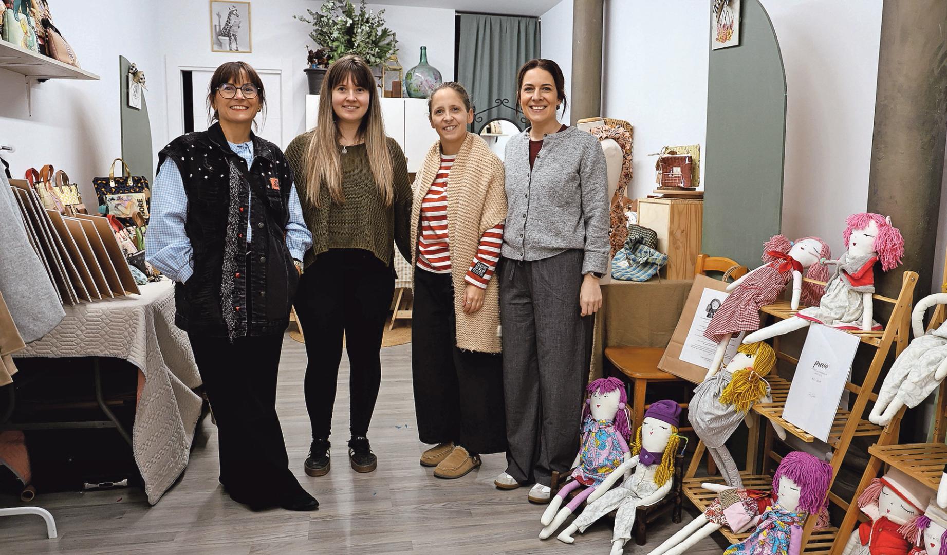 Desde la izda., Nagore San Felices, Andrea San Miguel, María Leorza y Naroa Román en el mercado navideño de artesanía que organizaron por primera vez