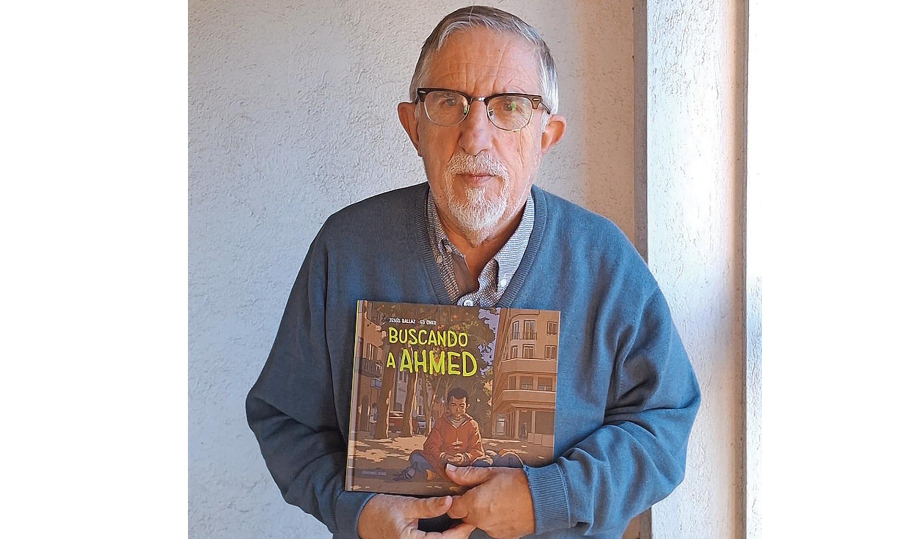 El escritor navarro Jesús Ballaz Zabalza, con la portada del libro 'Buscando a Ahmed'