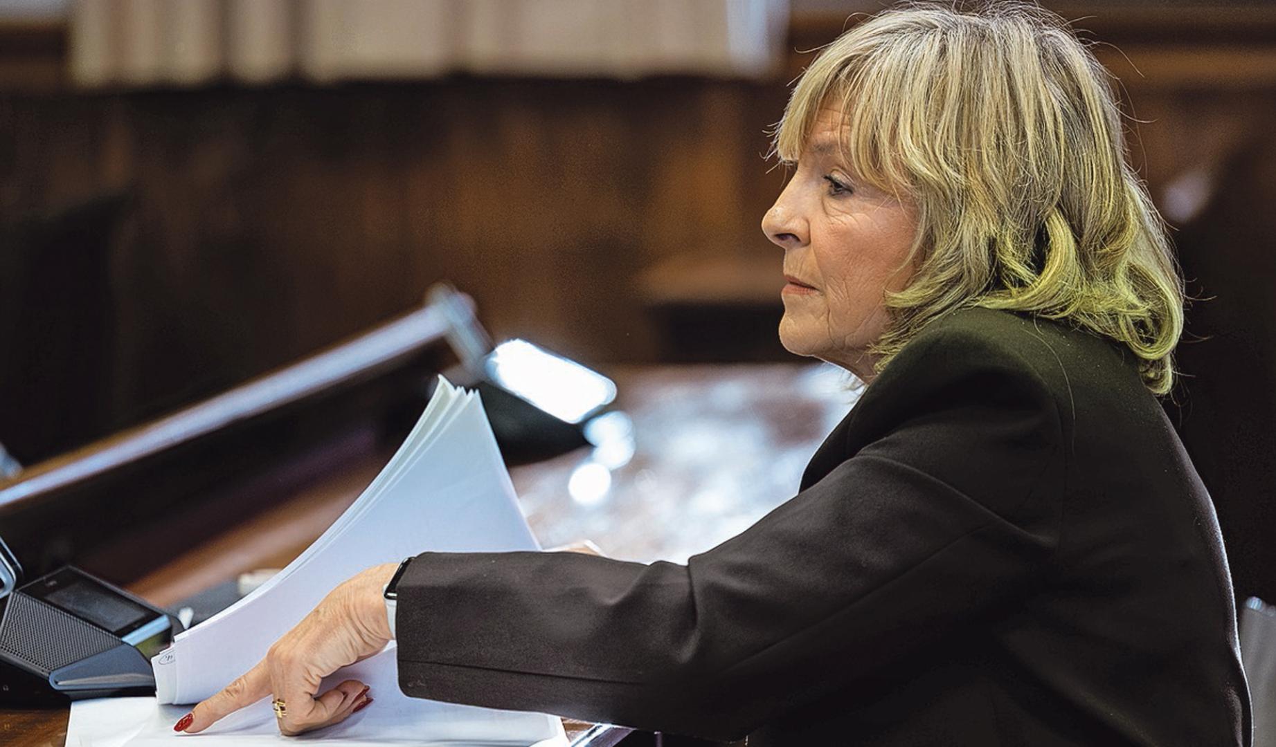 La senadora de UPN, María Caballero, durante su interrogatorio de ayer a Santos Cerdán