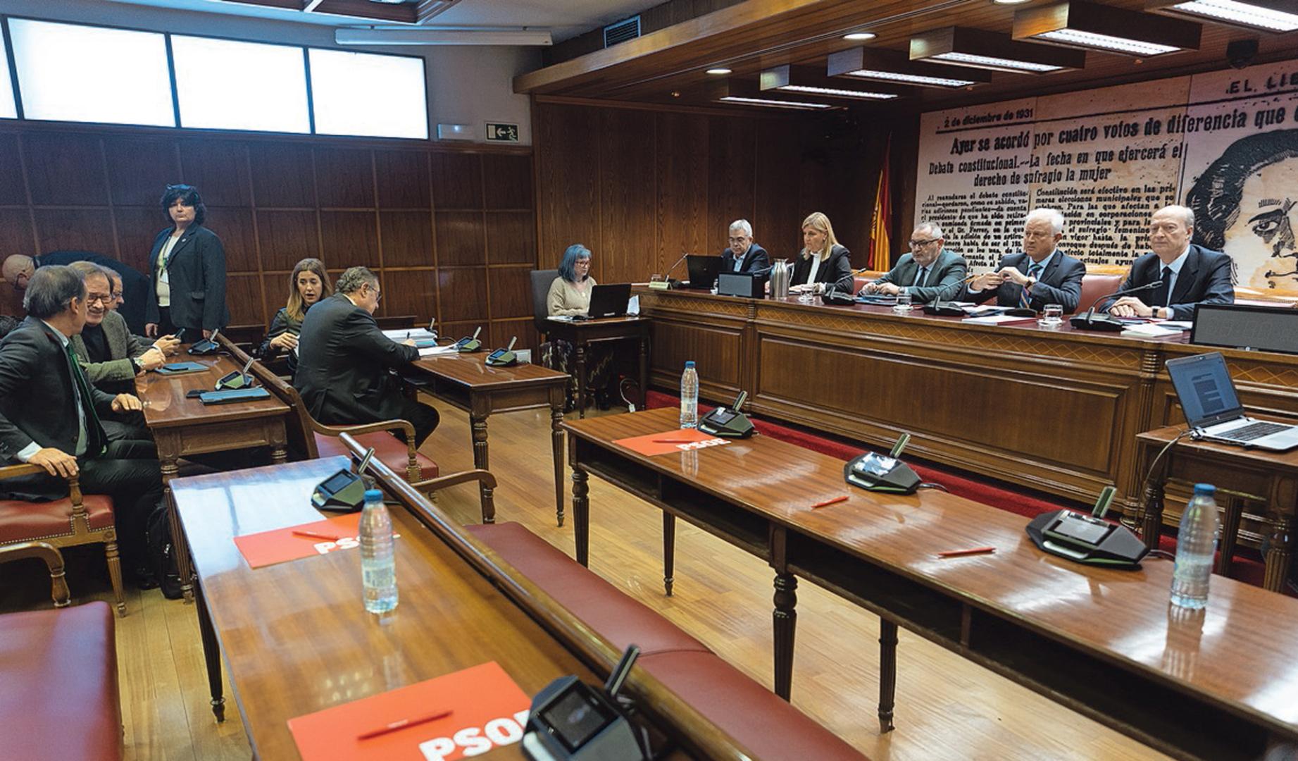 Los representantes socialistas no se cruzaron con Santos Cerdán al entrar en la sala, a la que accedieron cuando la sesión estaba a punto de comenzar