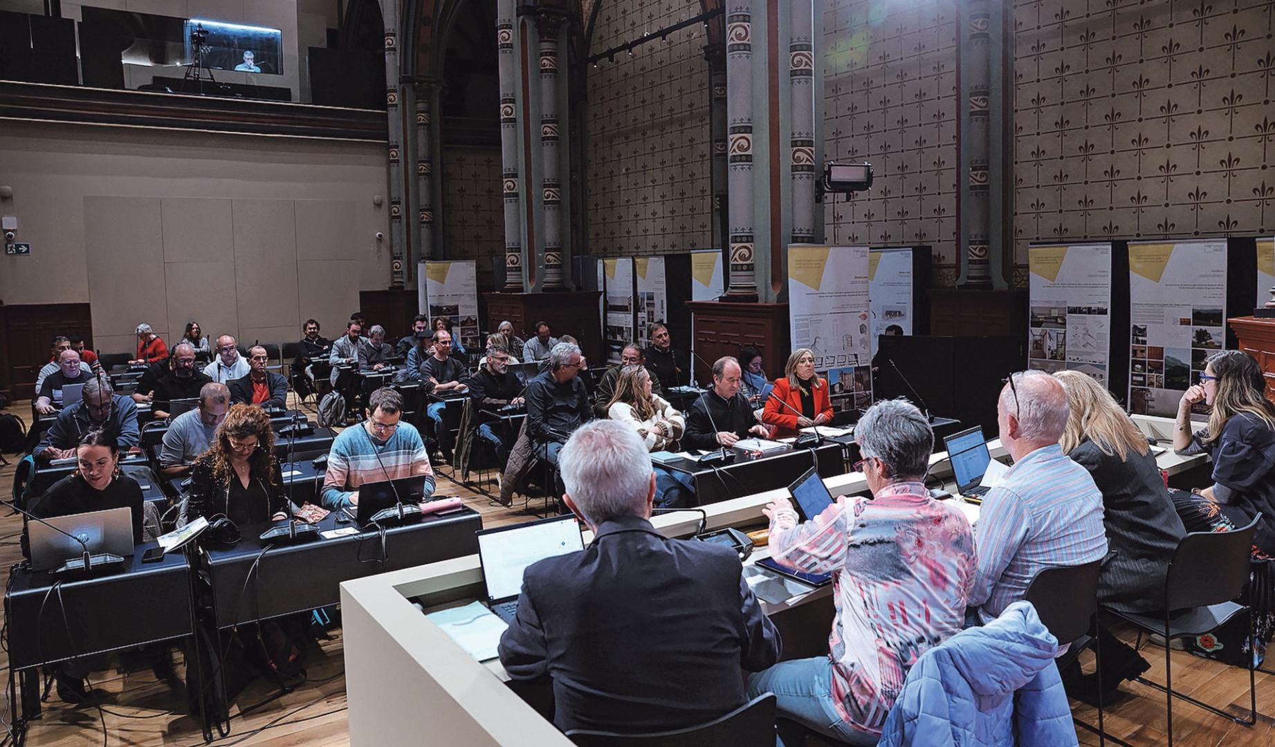 Aspecto de la sala Pinaquy de Salesas al inicio de la última asamblea del año de la Mancomunidad de la Comarca de Pamplona