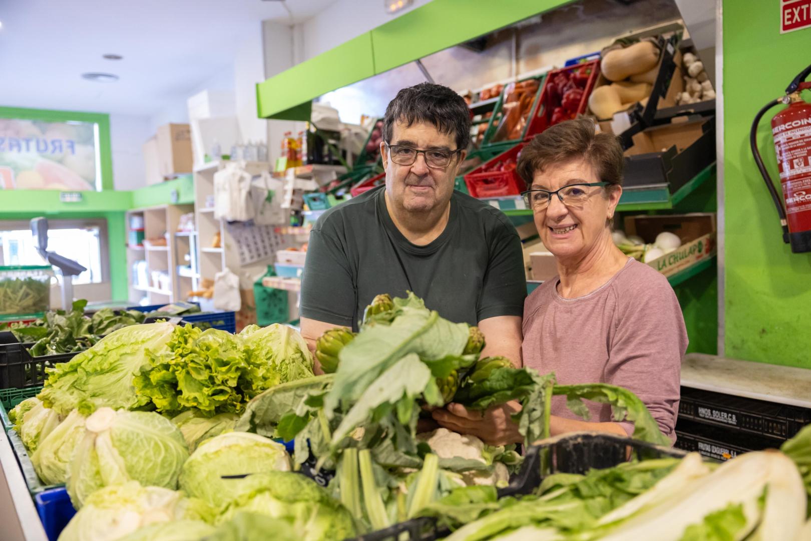 Enrique Pozos Sánchez y Guadalupe Calvo Cabello, en el interior de su tienda de frutas y verduras Pozicos de Tudela