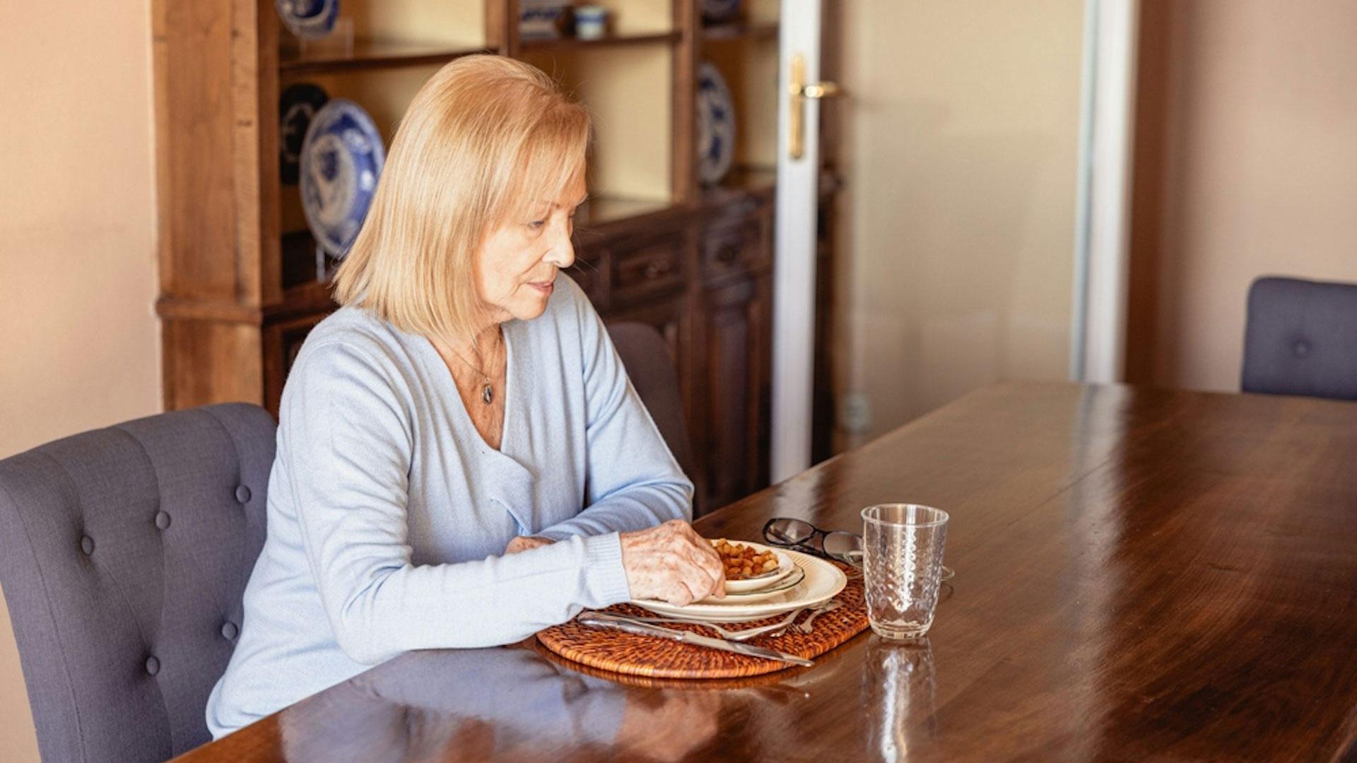 Una mujer comiendo sola
