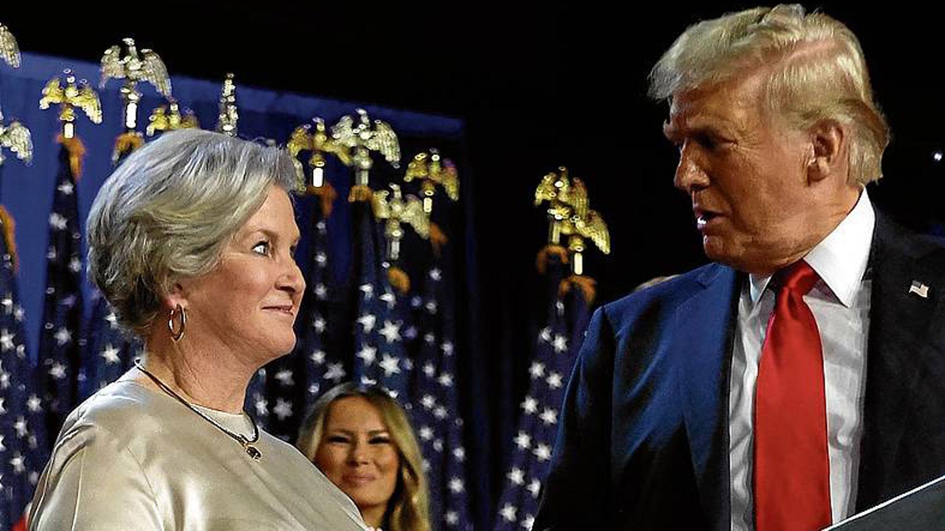 Susie Wiles y Donald Trump en un acto de campaña