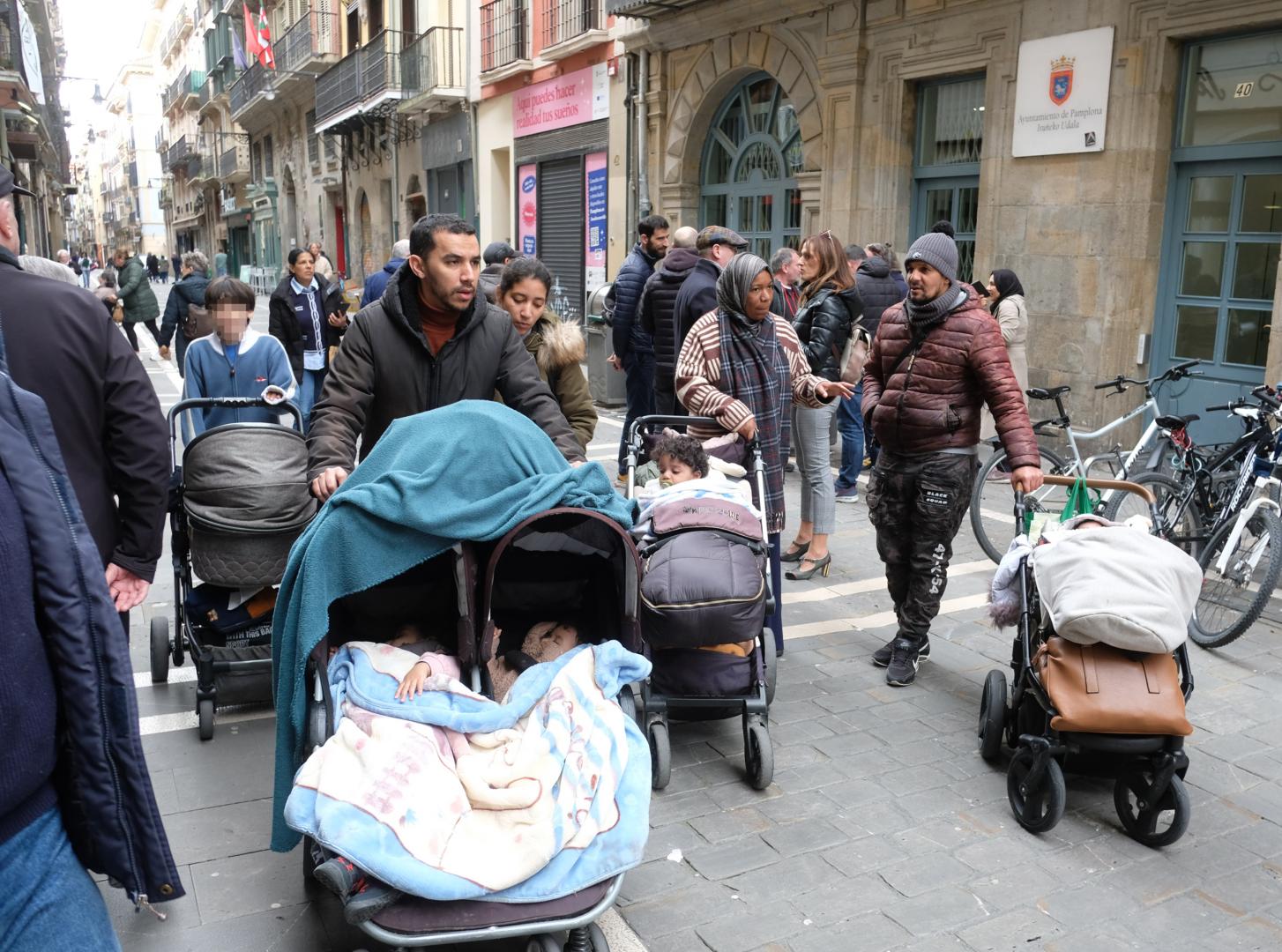 Familias con menores en situación de calle acudieron de la mano de entidades sociales a la oficina de Alta Exclusión del Ayuntamiento de Pamplona.