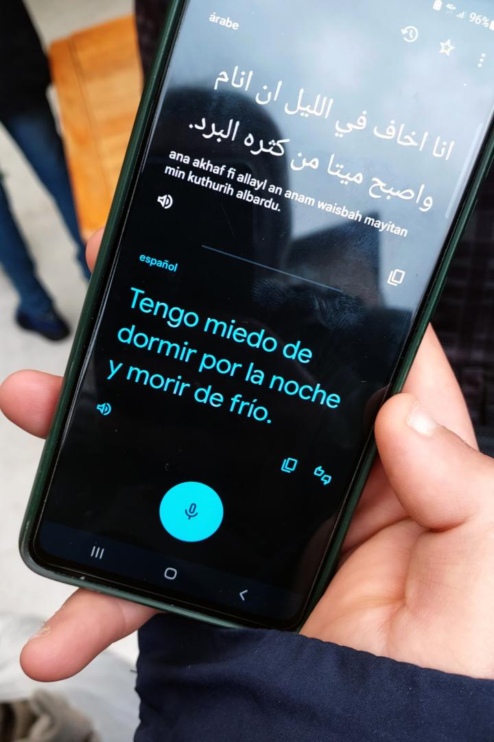 Lleva meses durmiendo en la calle. En su móvil escribe que teme morir por el frío.