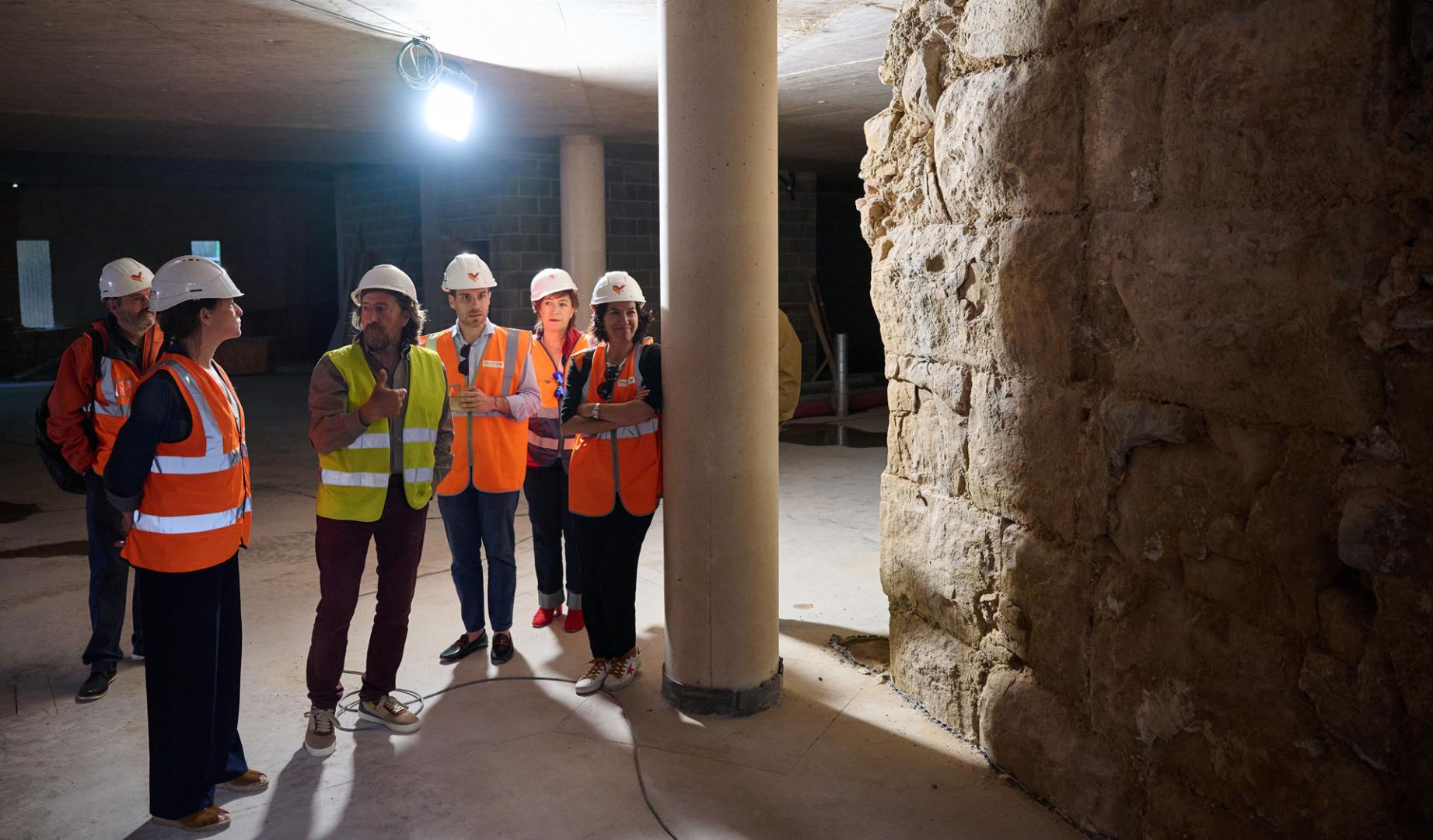 La vicepresidenta Begoña Alfaro, durante su visita a las obras en el Horno de Coscolín, en junio del año pasado.