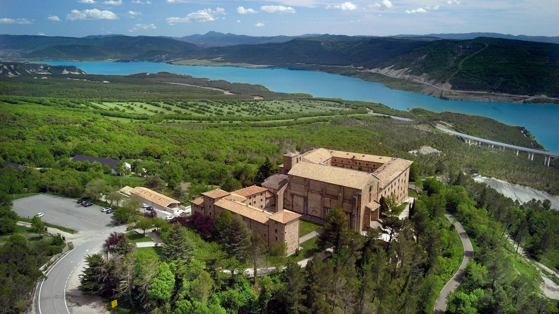 Vista aérea del Monasterio de Leyre con el embalse de Yesa al fondo