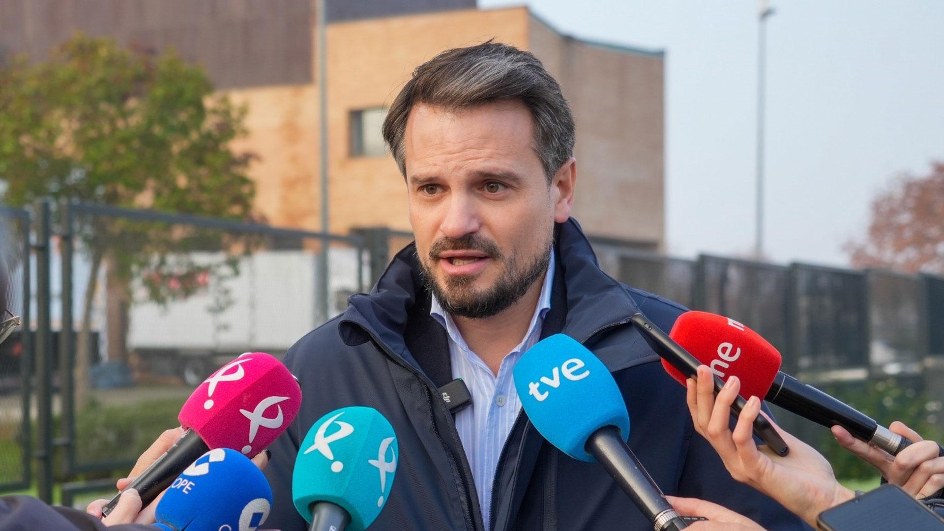 El secretario general del PP de Extremadura y cabeza de lista por Badajoz, Abel Bautista, atiende a los medios