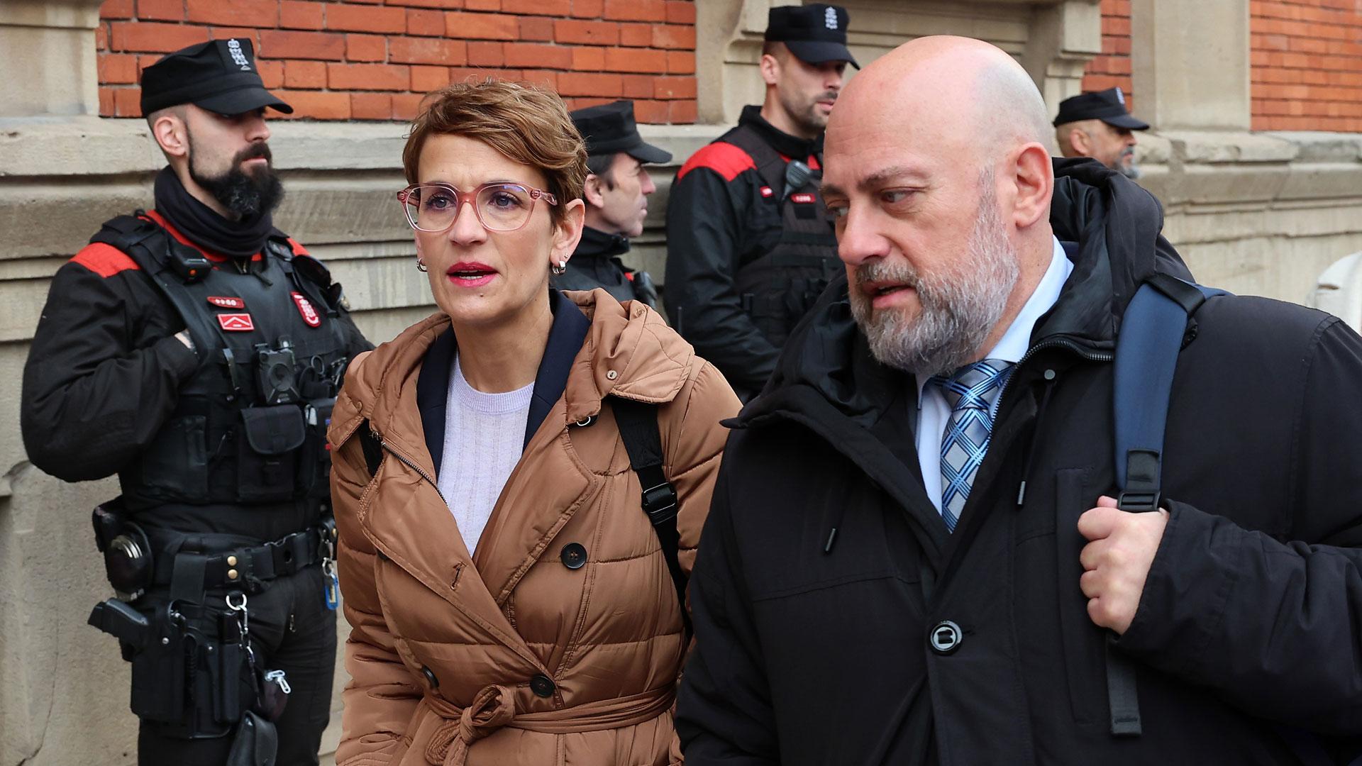 La presidenta, María Chivite, y el consejero José Luis Arasti, a su llegada al Parlamento de Navarra este jueves