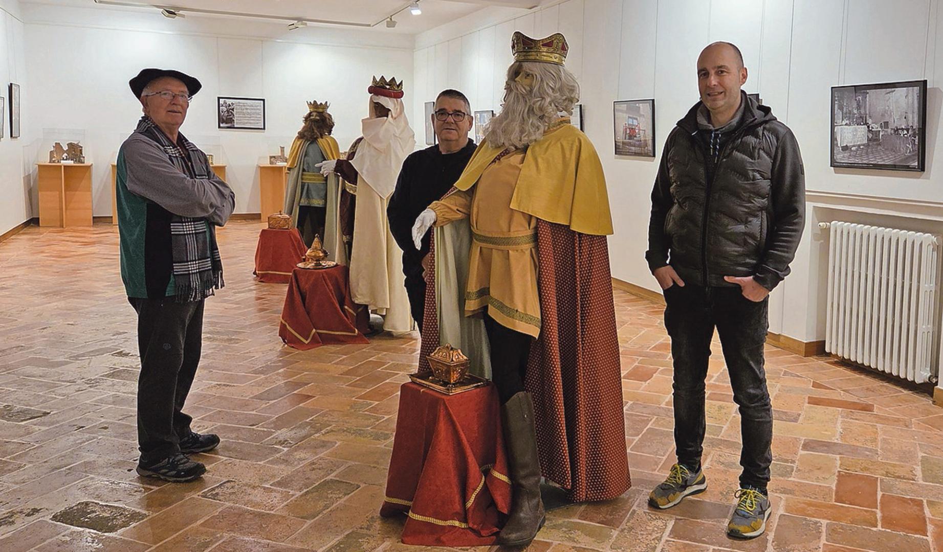 Desde la izda.: Enrique Itoiz Ojer, Ángel Navallas Echarte y Mikel Mayayo Lacosta, en la sala de la casa de cultura de Sangüesa que acoge la muestra sobre los 125 años del Misterio de Reyes