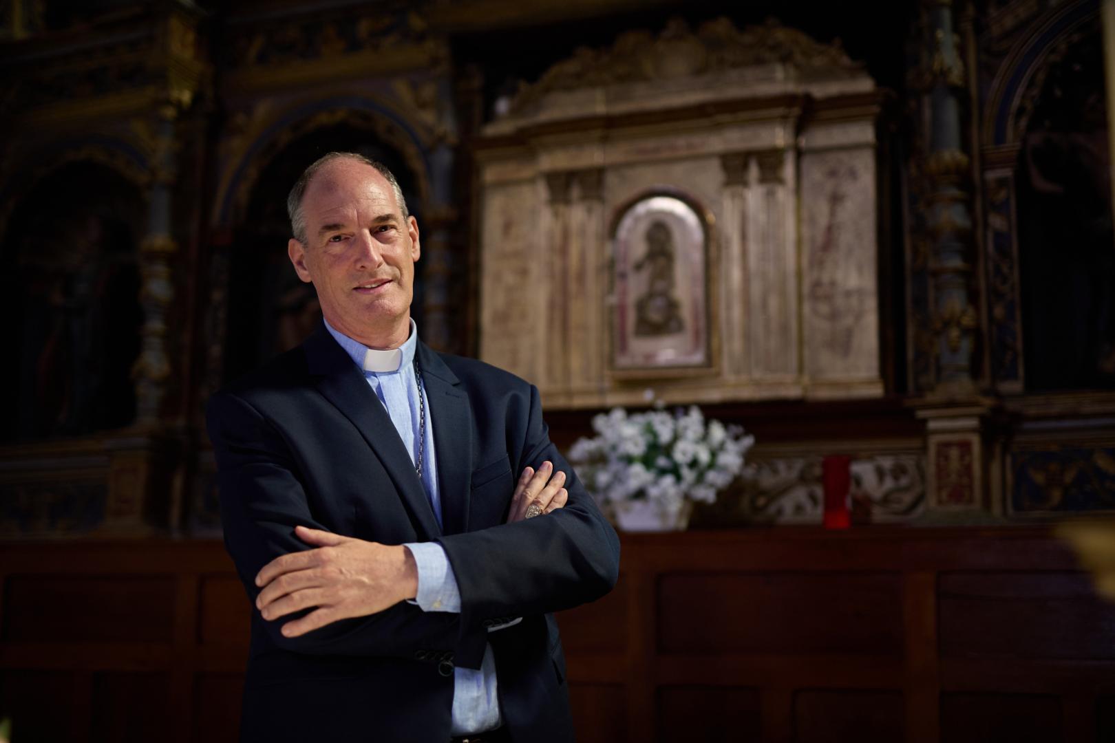 Francisco Javier Bustillo posa delante del retablo de la parroquia de San Román de Arre, pueblo de Ezcabarte en el que creció.