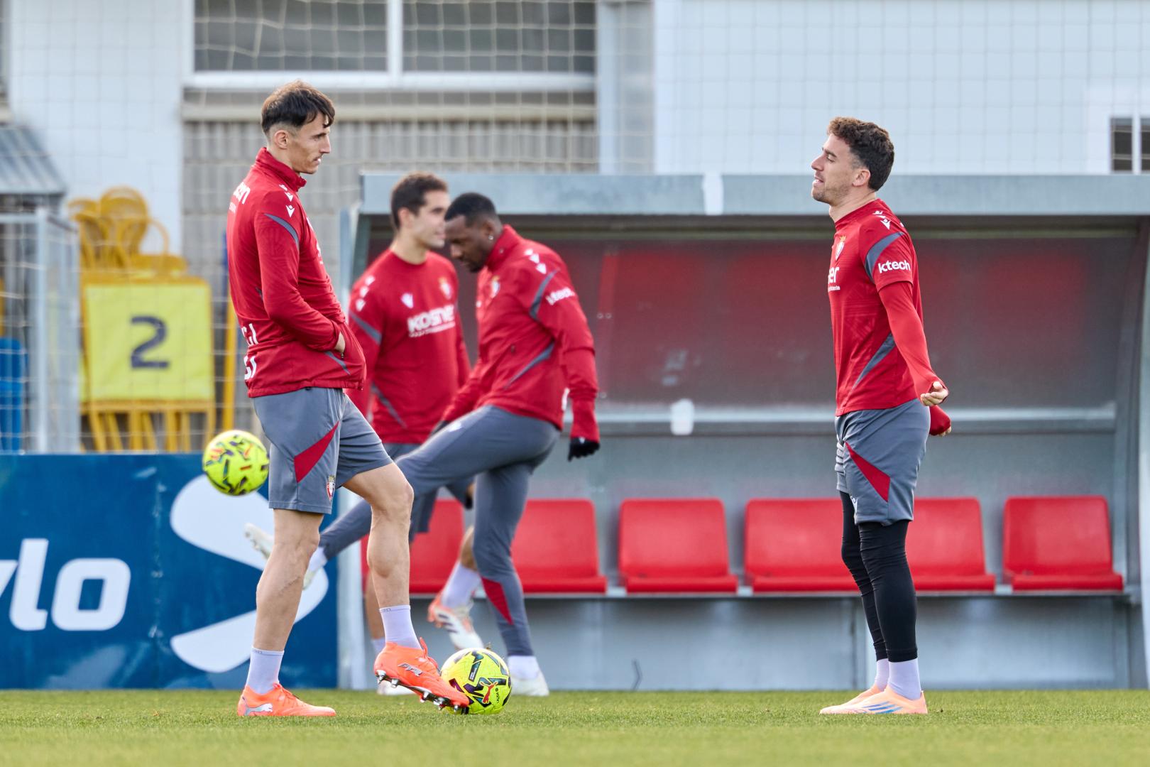 A: J.P. Urdíroz F: 18-12-2025 P: Budimir, Kike Barja L: Pamplona. Instalaciones del C.A. Osasuna en Tajonar. T: Fútbol. Entrenamiento del primer equipo.