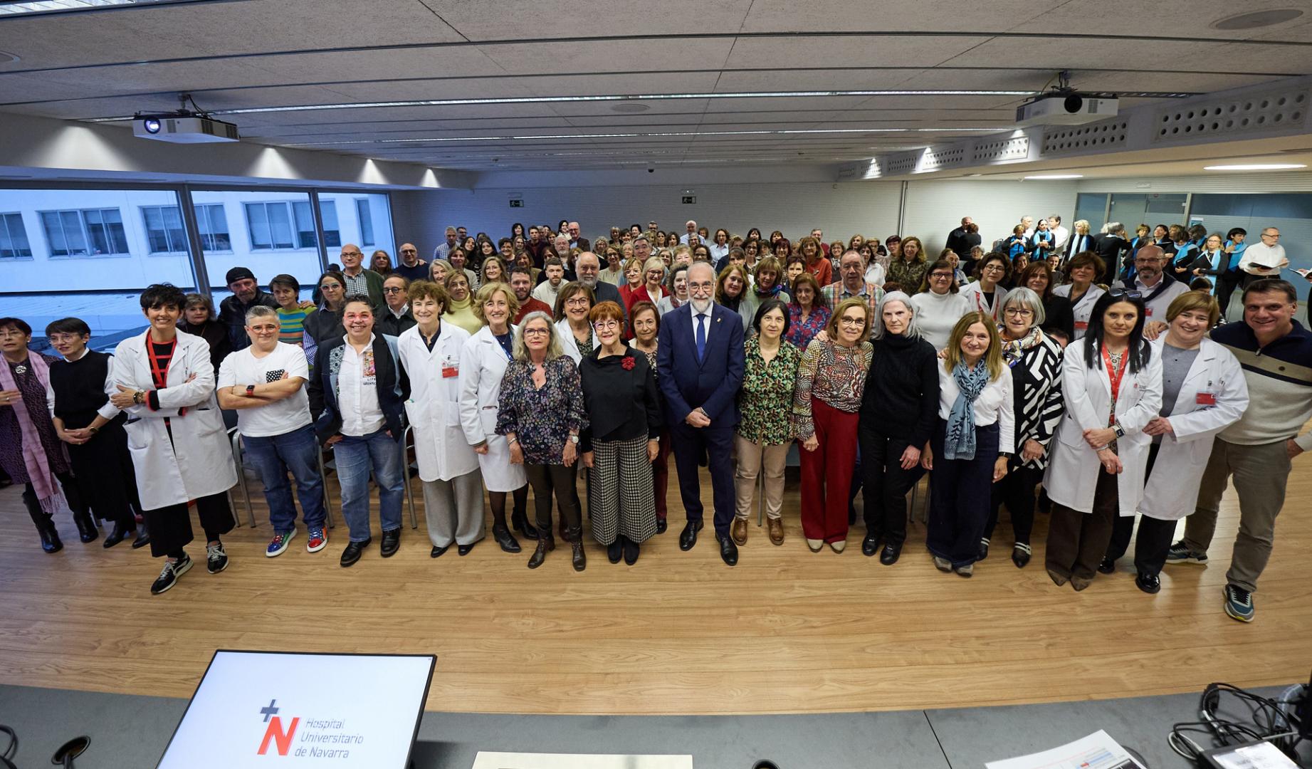 Foto de familia tras el acto de reconocimiento a los profesionales del HUN jubilados