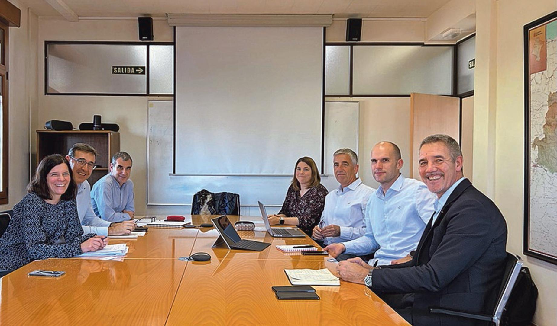 La directora general e Transportes, Berta Miranda, en la reunión con responsables de Interior, tráfico, Policía Foral y Municipal de Pamplona