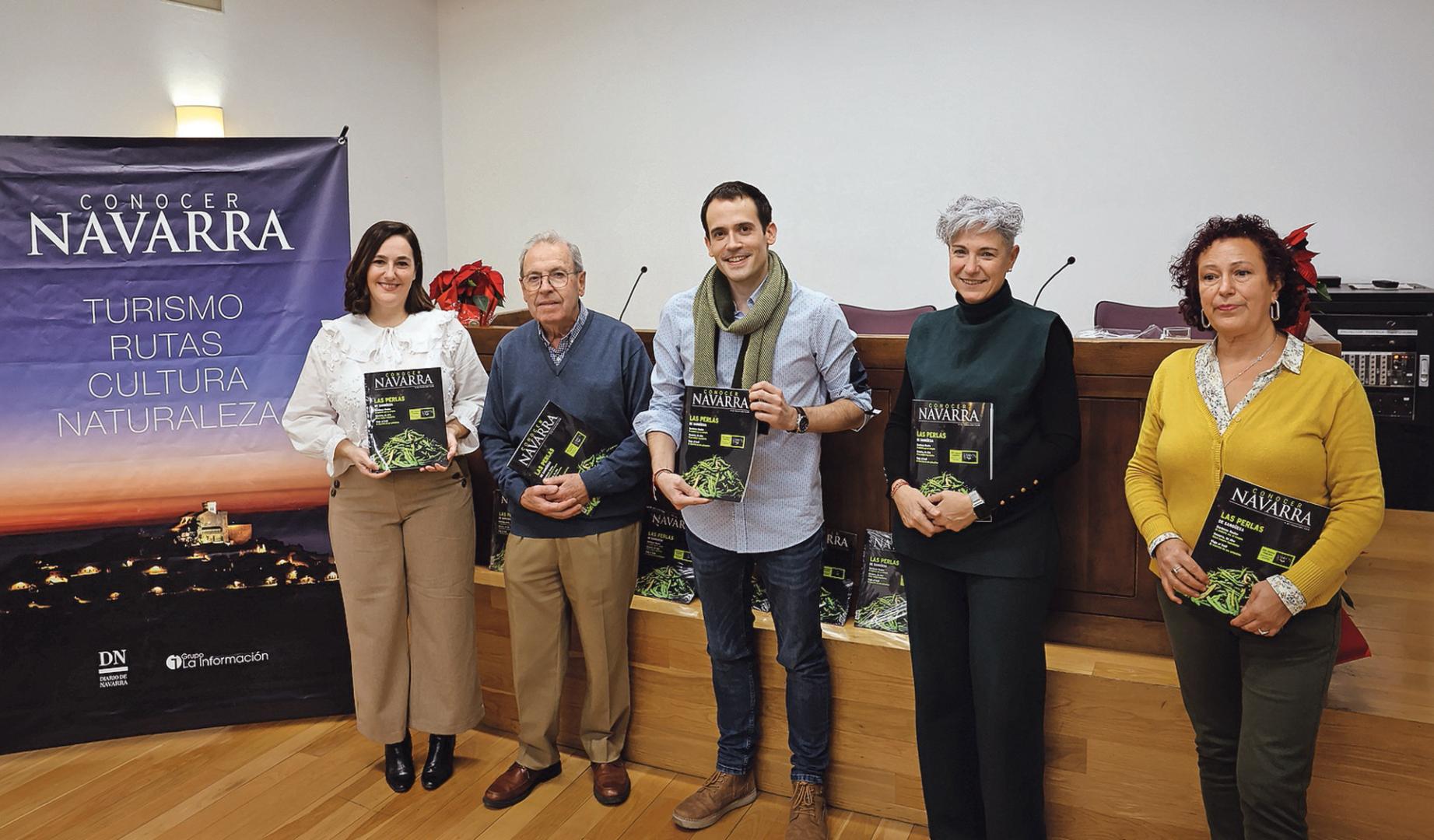 Desde la izq.: Ainhoa Hernández, periodista de Diario de Navarra; Virgilio Sagüés, patrono de la Fundación Diario de Navarra; Javier Solozábal, alcalde de Sangüesa; Marta Tiebas, teniente de alcalde y Anabel Etxeberria, concejala del Ayuntamiento de Sangüesa