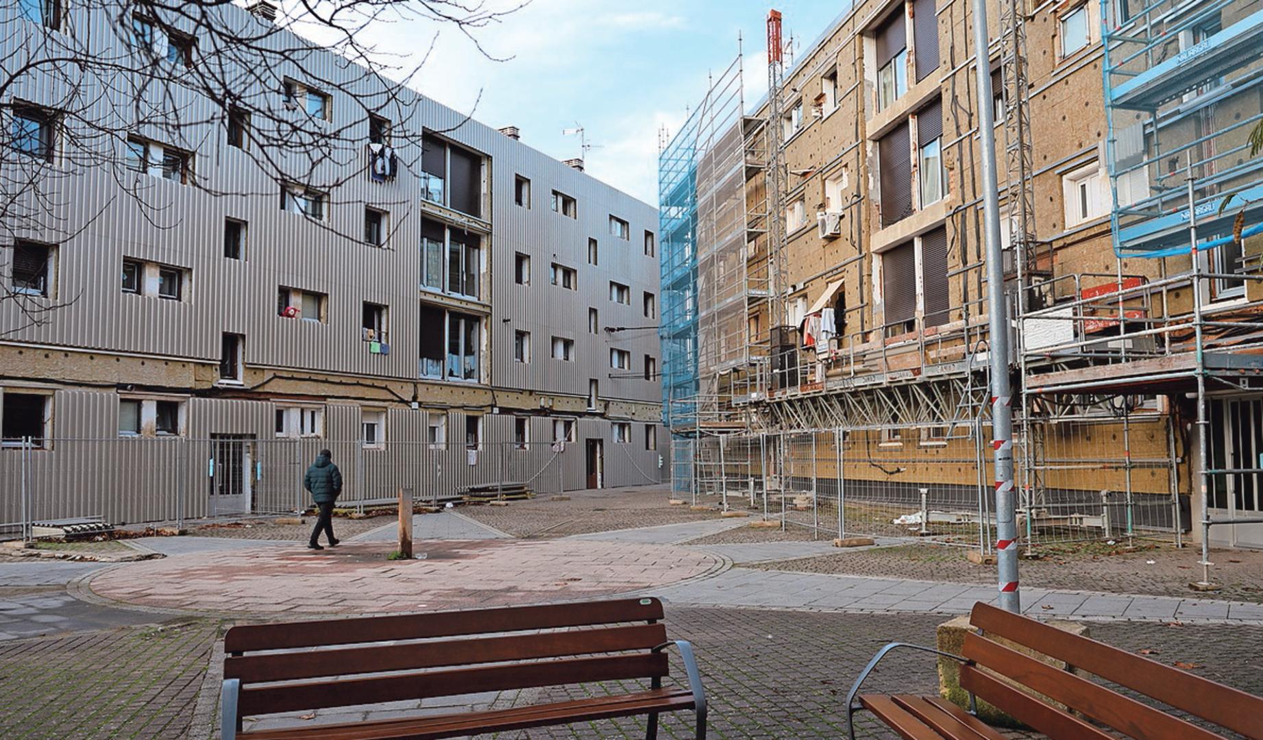 Plaza San José de Estella en la que se aprecian las fases de la rehabilitación según cada bloque